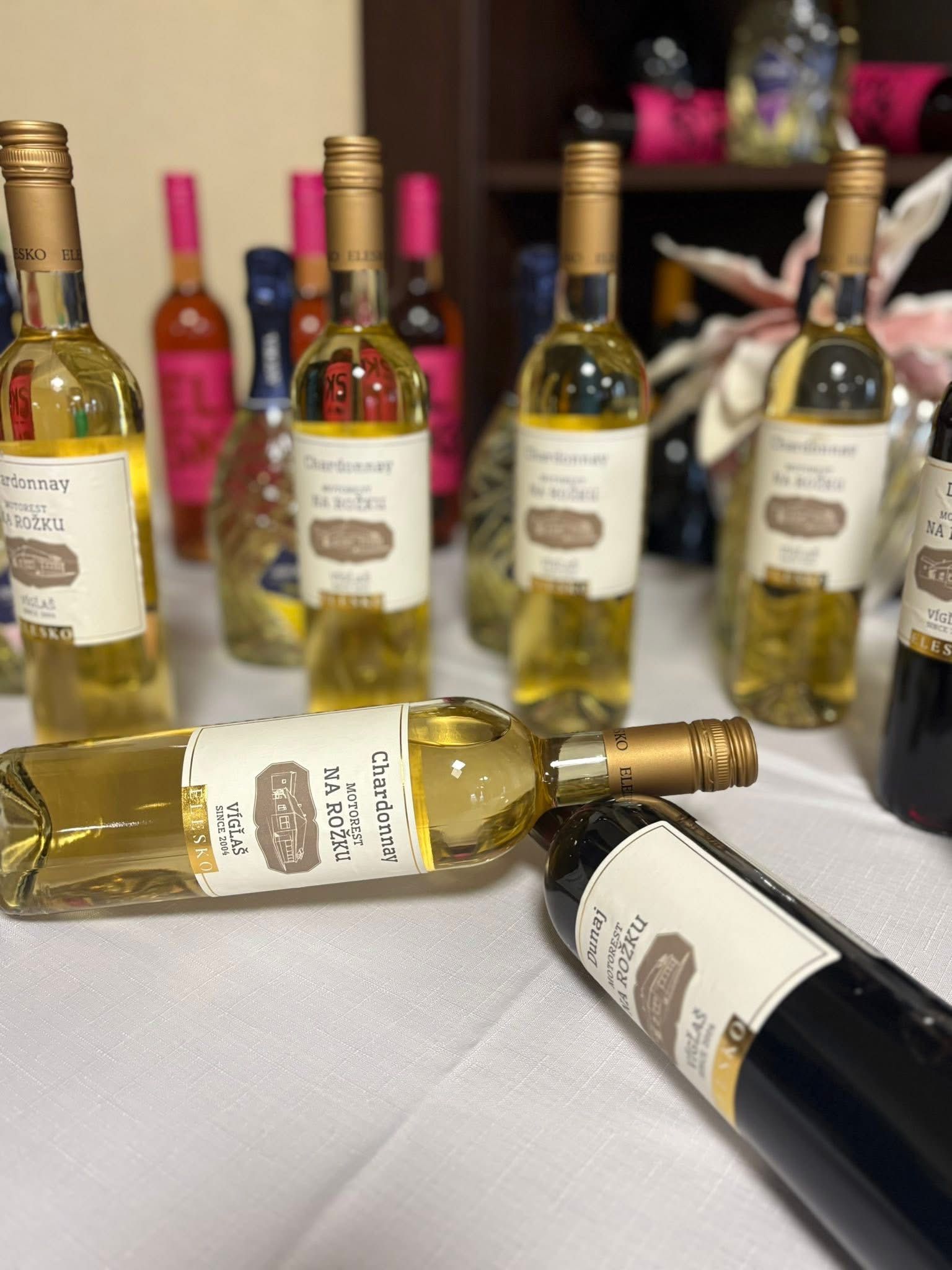 Vlastné víno Na Rožku — fľaše Chardonnay s vlastnou etiketou reštaurácie vo Vígľaši